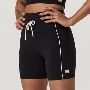 NWT! Vuori Daily Piped Short 5” (sold out online)